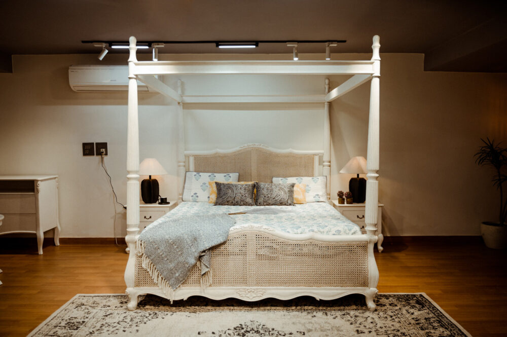 Four Poster Bed - Image 6