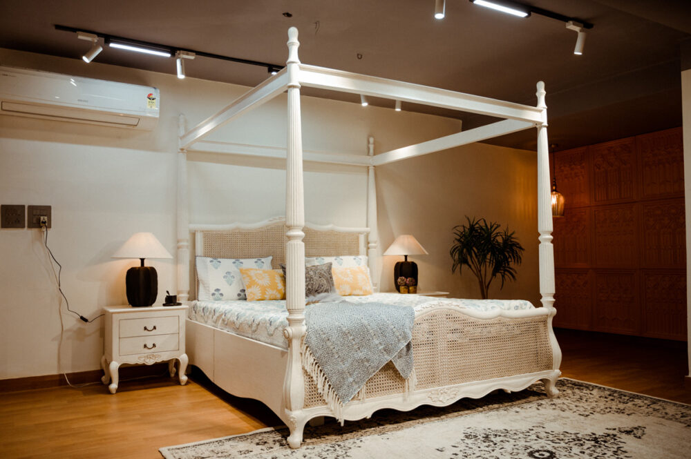 Four Poster Bed - Image 10