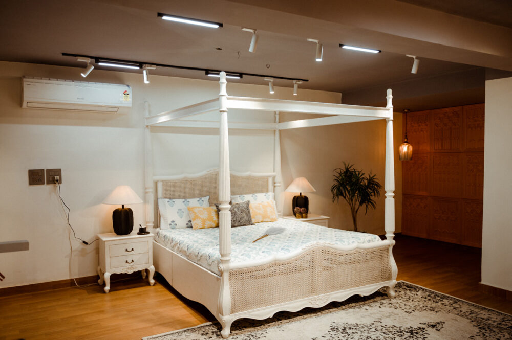 Four Poster Bed - Image 12