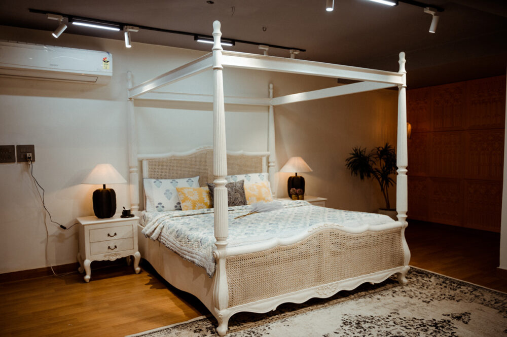 Four Poster Bed - Image 13